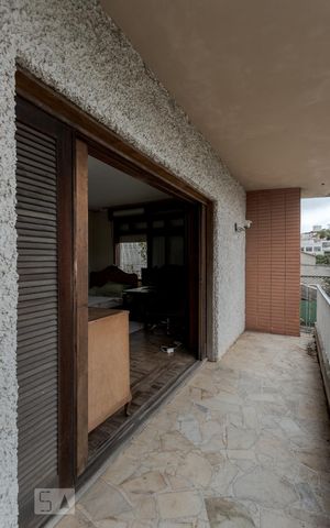 Casa à venda com 400m², 3 quartos e 8 vagas Casa à venda com 400m², 3 quartos e 8 vagasVaranda
