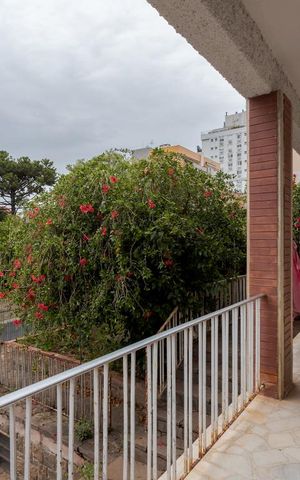 Casa à venda com 400m², 3 quartos e 8 vagas Casa à venda com 400m², 3 quartos e 8 vagasVaranda