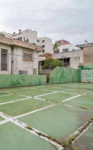 Casa à venda com 400m², 3 quartos e 8 vagas Casa à venda com 400m², 3 quartos e 8 vagasQuadra