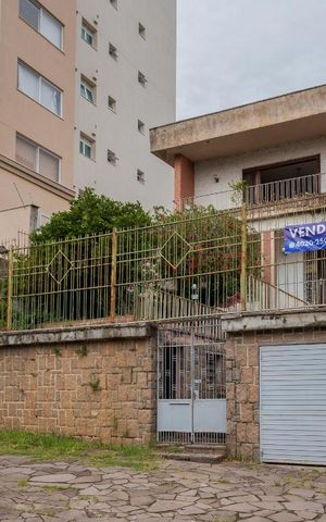 Casa à venda com 400m², 3 quartos e 8 vagas Casa à venda com 400m², 3 quartos e 8 vagasFachada