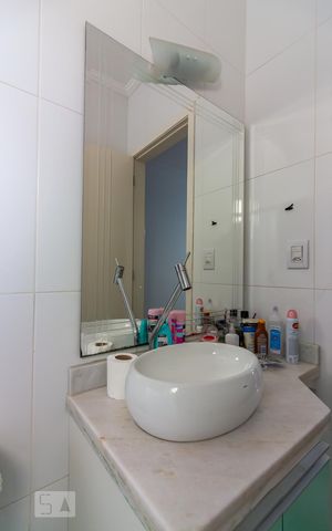 Casa de condomínio à venda com 159m², 3 quartos e 3 vagas Casa de condomínio à venda com 159m², 3 quartos e 3 vagasBanheiro