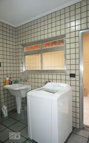 Casa à venda com 218m², 3 quartos e 3 vagasLavanderia