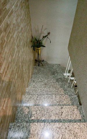 Casa à venda com 110m², 2 quartos e 2 vagasescada acesso sala