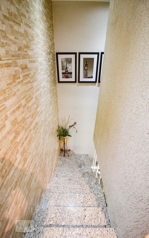 Casa à venda com 110m², 2 quartos e 2 vagasescada acesso sala