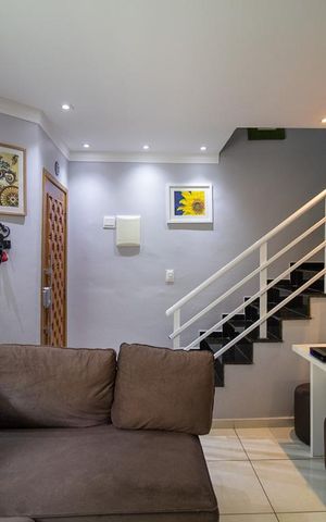 Casa de condomínio à venda com 118m², 4 quartos e 2 vagasSala