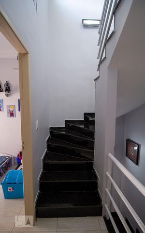 Casa de condomínio à venda com 118m², 4 quartos e 2 vagasEscada