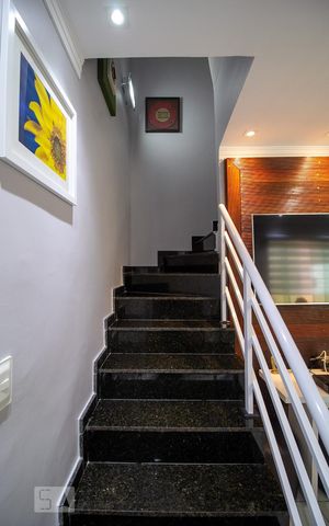 Casa de condomínio à venda com 118m², 4 quartos e 2 vagasEscada