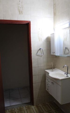 Casa à venda com 150m², 3 quartos e 4 vagas Casa à venda com 150m², 3 quartos e 4 vagasBanheiro