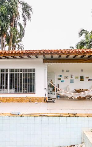 Casa à venda com 350m², 3 quartos e 5 vagas Casa à venda com 350m², 3 quartos e 5 vagasPiscina