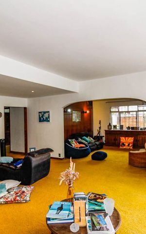 Casa à venda com 350m², 3 quartos e 5 vagas Casa à venda com 350m², 3 quartos e 5 vagasSala