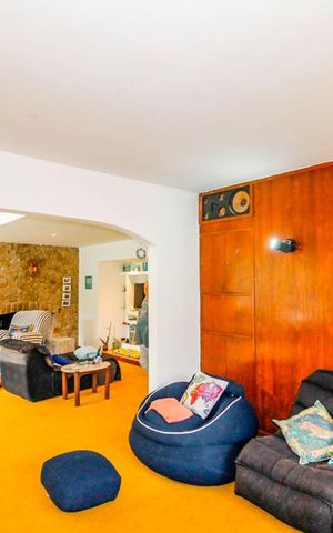 Casa à venda com 350m², 3 quartos e 5 vagas Casa à venda com 350m², 3 quartos e 5 vagasSala de estar
