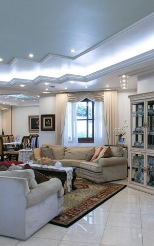 Casa de condomínio à venda com 450m², 2 quartos e 9 vagas Casa de condomínio à venda com 450m², 2 quartos e 9 vagasSala de Estar