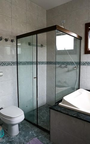 Casa de condomínio à venda com 300m², 4 quartos e 5 vagas Casa de condomínio à venda com 300m², 4 quartos e 5 vagasBanheiro