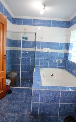 Casa à venda com 300m², 5 quartos e 4 vagasBanheiro 2