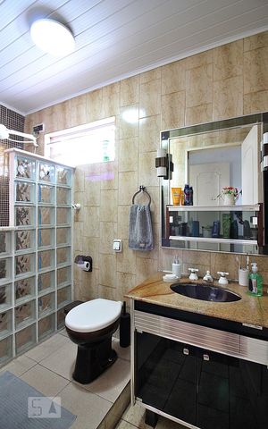 Casa à venda com 207m², 3 quartos e 4 vagasBanheiro do Quarto 1 - Suíte 