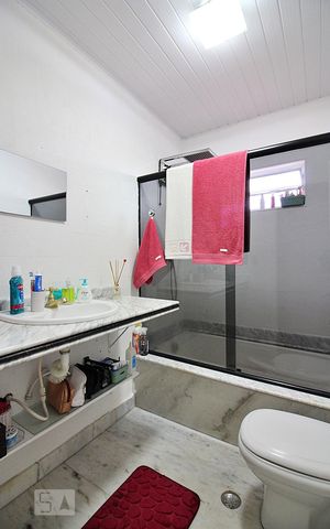 Casa à venda com 207m², 3 quartos e 4 vagasBanheiro do Quarto 2 - Suíte