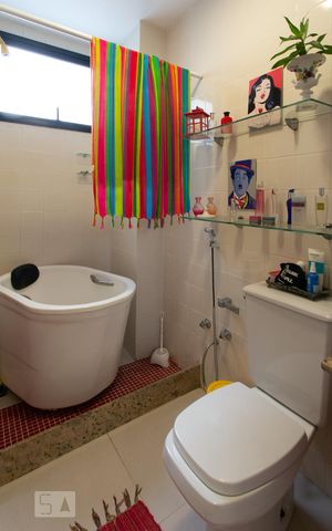 Apartamento à venda com 147m², 2 quartos e 1 vaga Apartamento à venda com 147m², 2 quartos e 1 vagaBanheiro da suite