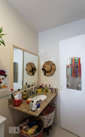 Apartamento à venda com 147m², 2 quartos e 1 vaga Apartamento à venda com 147m², 2 quartos e 1 vagaBanheiro da suite