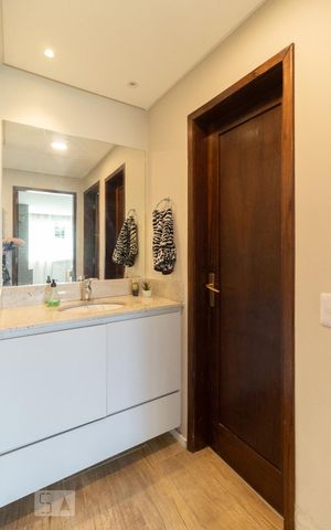Casa à venda com 300m², 4 quartos e 5 vagas Casa à venda com 300m², 4 quartos e 5 vagasBanheiro Corredor
