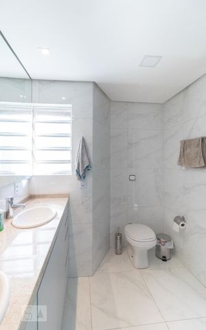 Casa à venda com 300m², 4 quartos e 5 vagas Casa à venda com 300m², 4 quartos e 5 vagasBanheiro da Suíte