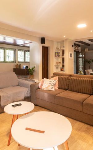 Casa à venda com 300m², 4 quartos e 5 vagas Casa à venda com 300m², 4 quartos e 5 vagasSala