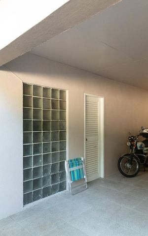 Casa à venda com 300m², 4 quartos e 5 vagas Casa à venda com 300m², 4 quartos e 5 vagasÁrea Externa