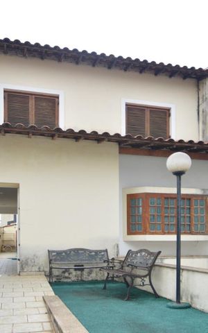 Casa à venda com 870m², 8 quartos e 8 vagasFachada interna - compartimento de gás à esquerda