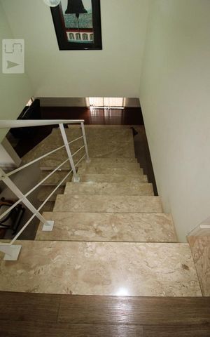 Casa à venda com 800m², 4 quartos e 6 vagasEscada