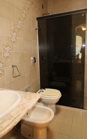 Casa à venda com 800m², 4 quartos e 6 vagasBanheiro do Quarto 2