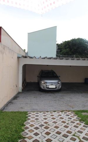 Casa à venda com 800m², 4 quartos e 6 vagasGaragem (fundos)