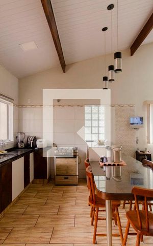 Casa à venda com 429m², 5 quartos e 4 vagas Casa à venda com 429m², 5 quartos e 4 vagasSala e Cozinha