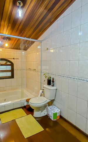 Casa à venda com 200m², 4 quartos e 2 vagasBanheiro da Suite