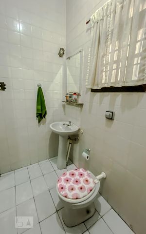 Casa à venda com 200m², 4 quartos e 2 vagasBanheiro de Serviço