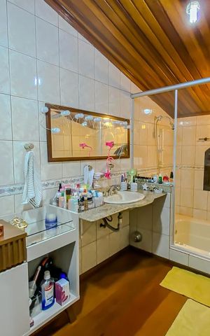 Casa à venda com 200m², 4 quartos e 2 vagasBanheiro da Suite