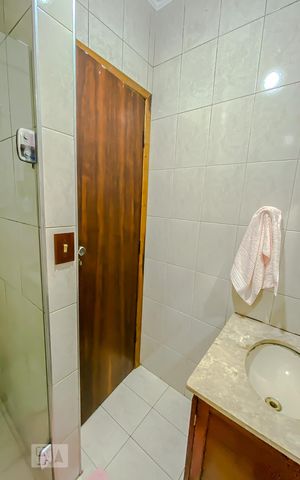 Casa à venda com 200m², 4 quartos e 2 vagasBanheiro