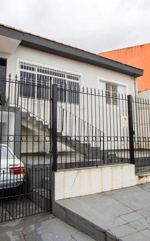 Casa à venda com 224m², 2 quartos e 2 vagas Casa à venda com 224m², 2 quartos e 2 vagasFachada