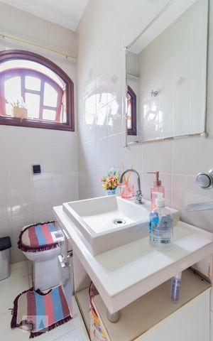 Casa à venda com 274m², 4 quartos e 5 vagas Casa à venda com 274m², 4 quartos e 5 vagasBanheiro