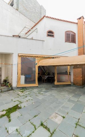 Casa à venda com 274m², 4 quartos e 5 vagas Casa à venda com 274m², 4 quartos e 5 vagasFundos