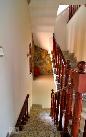 Casa à venda com 284m², 3 quartos e 3 vagasEscada