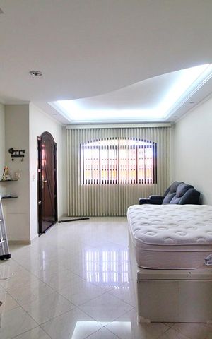Casa à venda com 284m², 3 quartos e 3 vagasSala