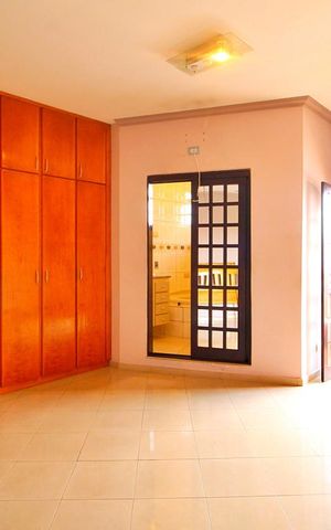 Casa à venda com 284m², 3 quartos e 3 vagasQuarto Suíte