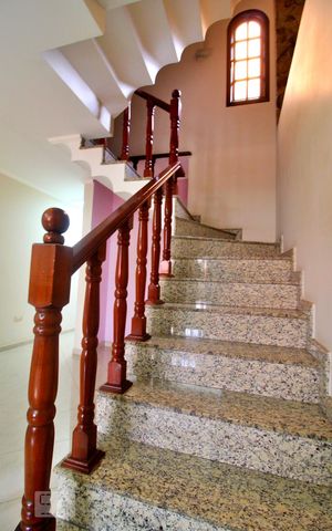 Casa à venda com 284m², 3 quartos e 3 vagasEscada