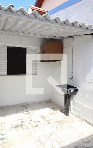 Casa para alugar com 70m², 2 quartos e 1 vagaÁrea de Serviço