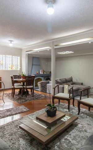 Casa à venda com 198m², 5 quartos e 4 vagas Casa à venda com 198m², 5 quartos e 4 vagasSala