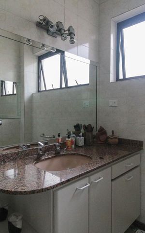 Casa à venda com 220m², 4 quartos e 4 vagas Casa à venda com 220m², 4 quartos e 4 vagasBanheiro