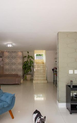 Casa de condomínio à venda com 420m², 5 quartos e 3 vagas Casa de condomínio à venda com 420m², 5 quartos e 3 vagasSala