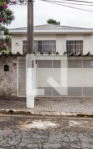 Casa à venda com 348m², 4 quartos e 3 vagasFachada