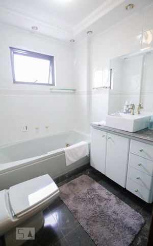 Apartamento à venda com 230m², 3 quartos e 3 vagas Apartamento à venda com 230m², 3 quartos e 3 vagasSuite Quarto 1