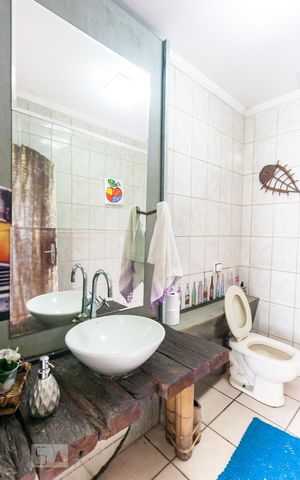 Casa à venda com 125m², 3 quartos e 2 vagas Casa à venda com 125m², 3 quartos e 2 vagasBanheiro da área externa