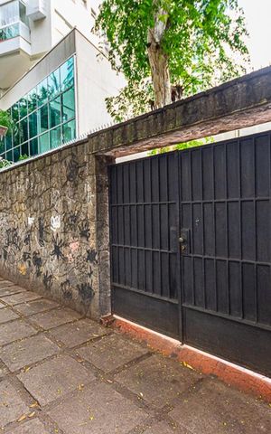 Casa à venda com 800m², 4 quartos e 4 vagas Casa à venda com 800m², 4 quartos e 4 vagasEntrada